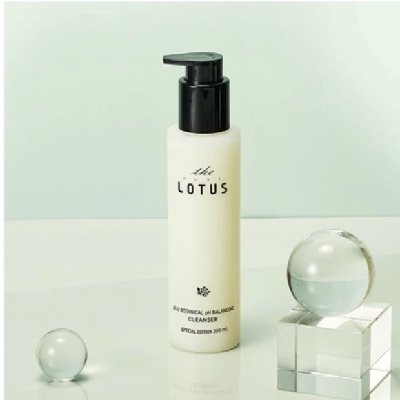 $37 Lotus Cleanser NIB
Deep Cleansing of Waste & Fine Dust
Makeup, moisturizing - Picture 5 of 9